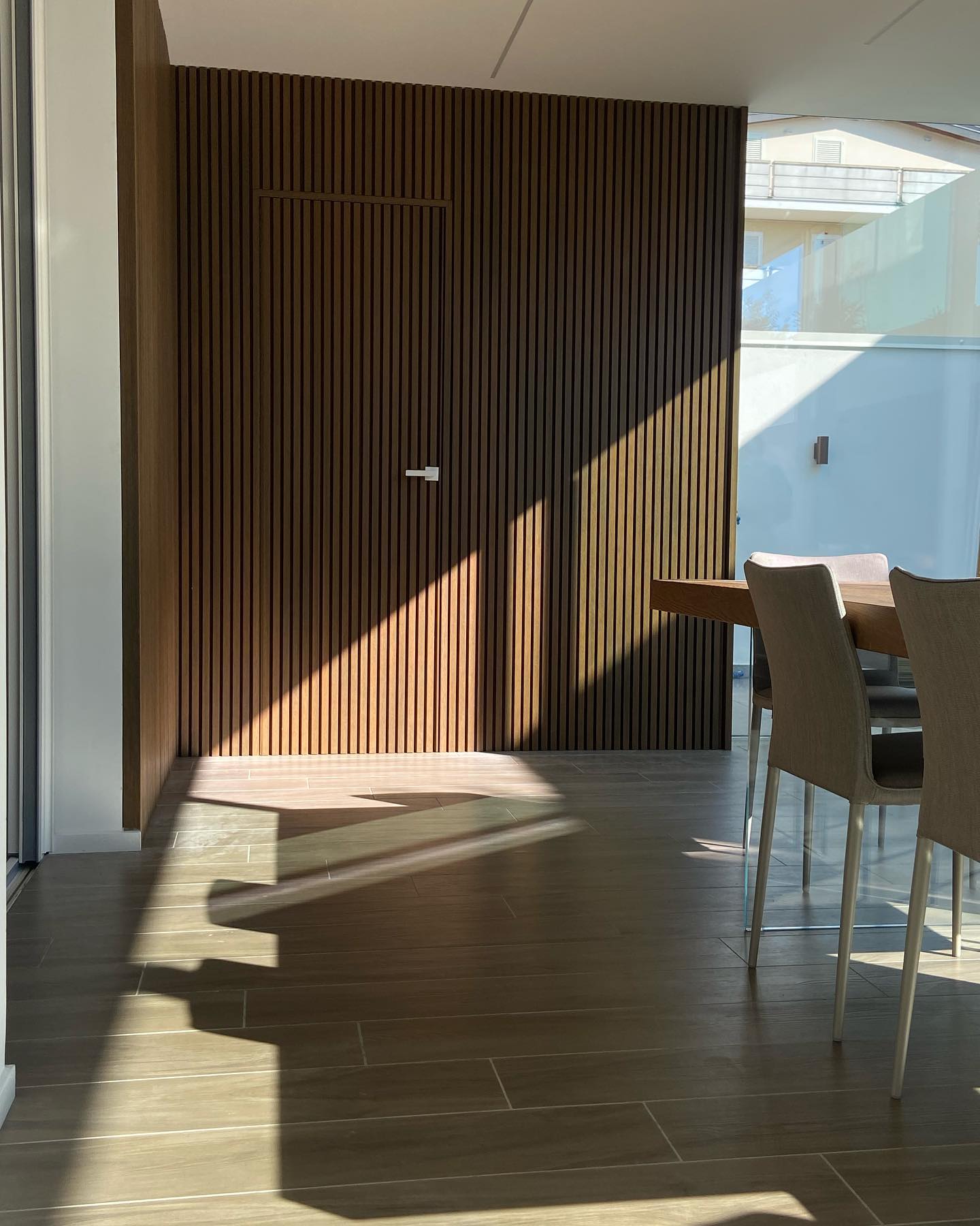 Boiserie Moderna con Porta a Scomparsa - Lusciano